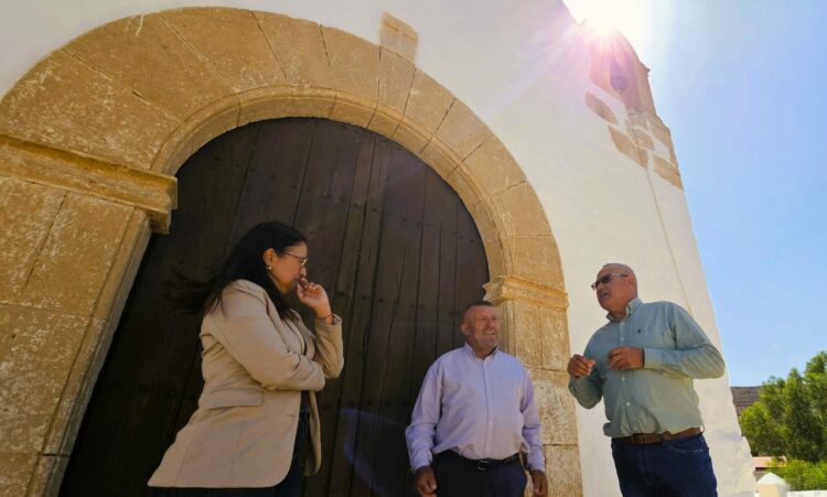 El Ayuntamiento actúa embelleciendo la fachada de la Iglesia de Agua de Bueyes