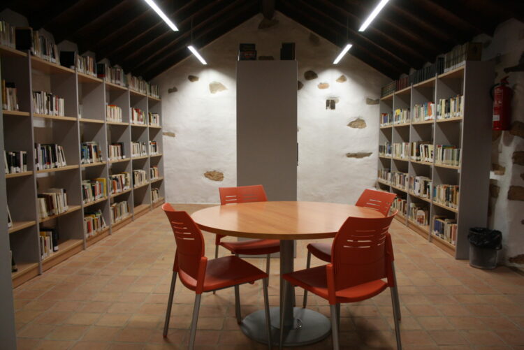 Antigua destina 5.000 euros anuales en ampliar el fondo de lectura de la Biblioteca Municipal