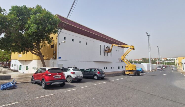 El campo de lucha de Tarajalejo comienza a lucir su nueva imagen