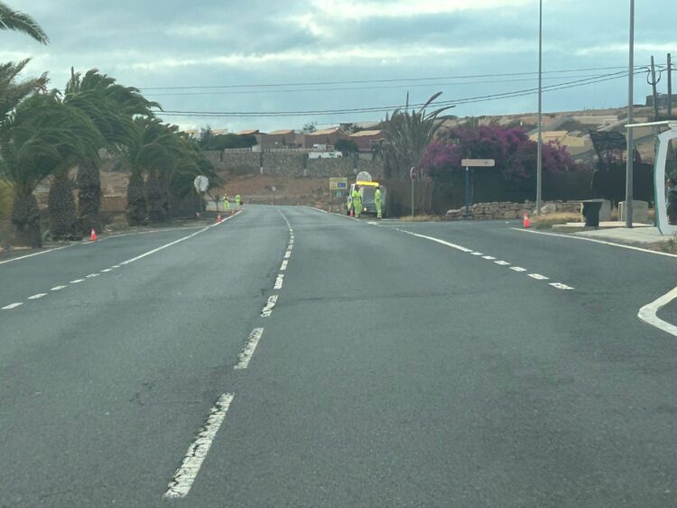 Carreteras y Ayuntamiento limpian los márgenes de las entradas a Tuineje para mayor lustre de las Fiestas Juradas