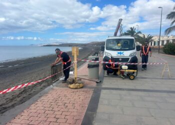 Comienza la instalación de la barandilla del paseo marítimo de Tarajalejo