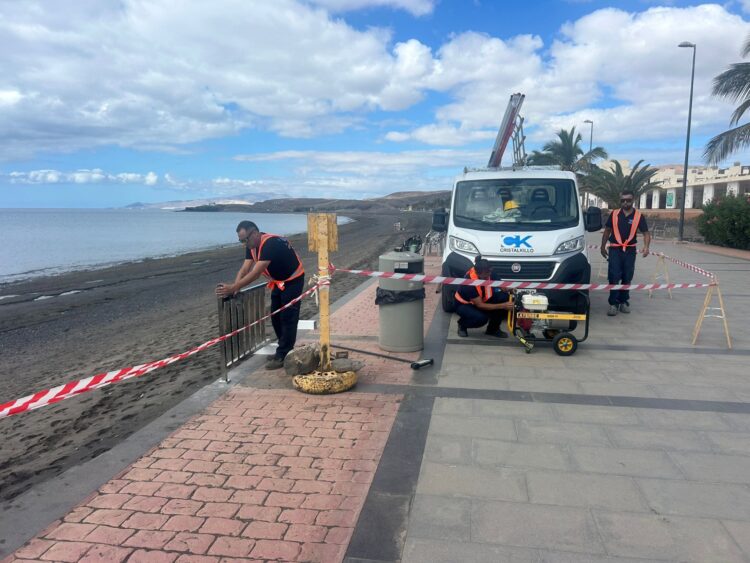 Comienza la instalación de la barandilla del paseo marítimo de Tarajalejo