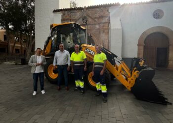 Pájara apuesta por renovar su maquinaria pesada del Parque Móvil con una nueva retroexcavadora