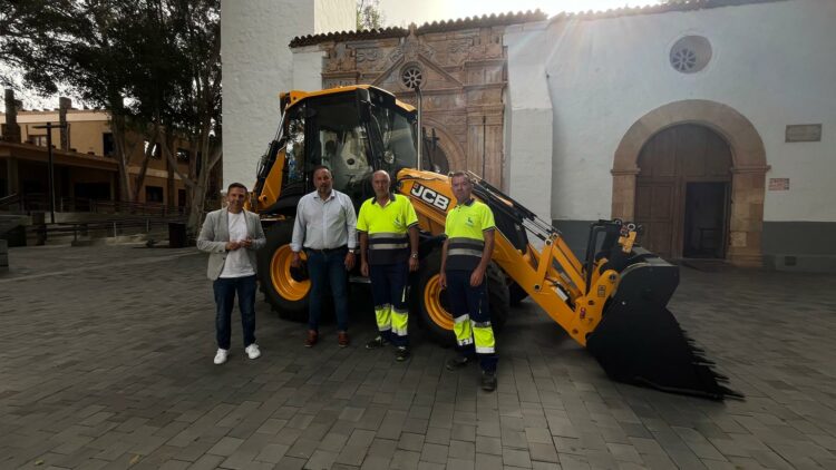 Pájara apuesta por renovar su maquinaria pesada del Parque Móvil con una nueva retroexcavadora