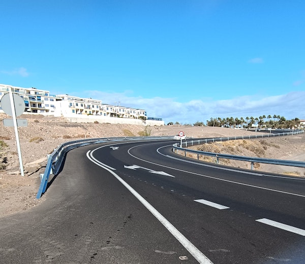 El Cabildo prosigue la instalación de vallas de protección especiales a petición del colectivo de motoristas de Fuerteventura