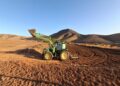 El tractor agrícola del Cabildo colabora con Pájara y Tuineje en preparar para el cultivo las gavias de Cardón