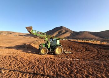 El tractor agrícola del Cabildo colabora con Pájara y Tuineje en preparar para el cultivo las gavias de Cardón