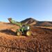 El tractor agrícola del Cabildo colabora con Pájara y Tuineje en preparar para el cultivo las gavias de Cardón