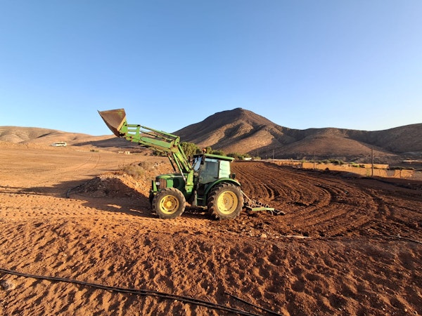 El tractor agrícola del Cabildo colabora con Pájara y Tuineje en preparar para el cultivo las gavias de Cardón