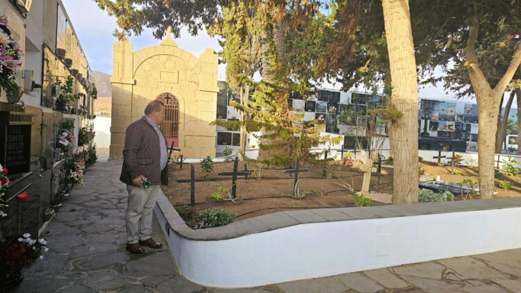 Floreado y embellecido Cementerio de Antigua para acoger la celebración del Día de Todos los Santos