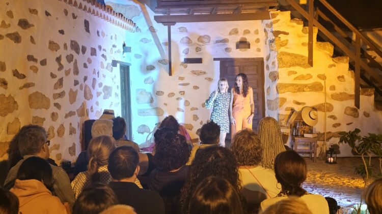 Candil de cuentos en Antigua triunfa cada viernes desde un patio de biblioteca