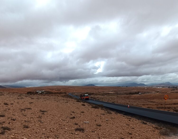 Carreteras asfalta la FV-416 desde Antigua a la rotonda del Valle de Santa Inés y Betancuria