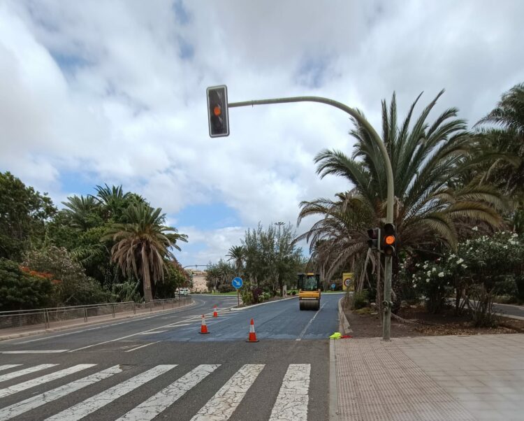 El Cabildo asfalta la antigua vía de acceso a Costa Calma y desbroza los márgenes de maleza y restos de palmeras