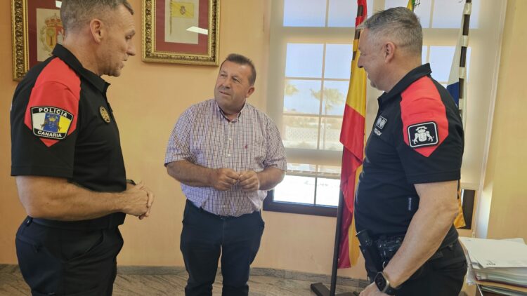 Comisario y Subcomisario de la Policía Autonómica Canaria se presentan en Antigua