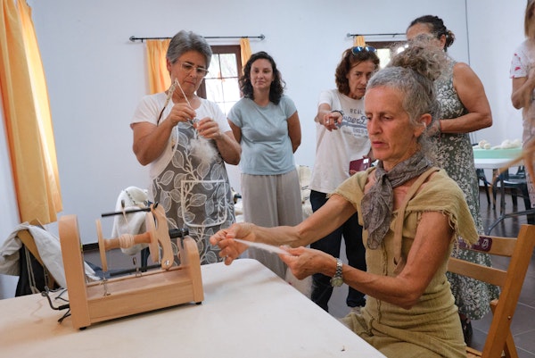 El Cabildo culmina con éxito su taller de transformación de la lana en el marco del proyecto EnRedArte