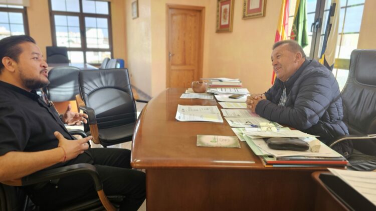 El alcalde de Antigua da la bienvenida al nuevo sacerdote en la parroquia