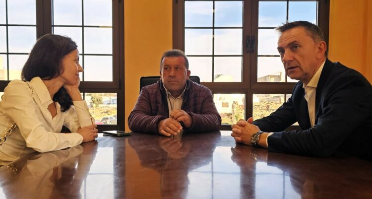 El alcalde de Antigua recibe al actual y principal director ejecutivo del grupo empresarial Anjoca