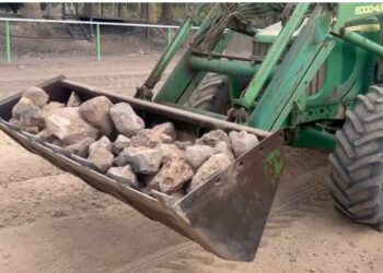 El Cabildo incorpora a su carta de servicios de Obras y Maquinaria un tractor para despedregar terrenos de cultivo como las gavias