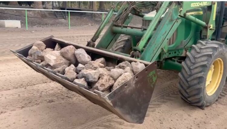 El Cabildo incorpora a su carta de servicios de Obras y Maquinaria un tractor para despedregar terrenos de cultivo como las gavias