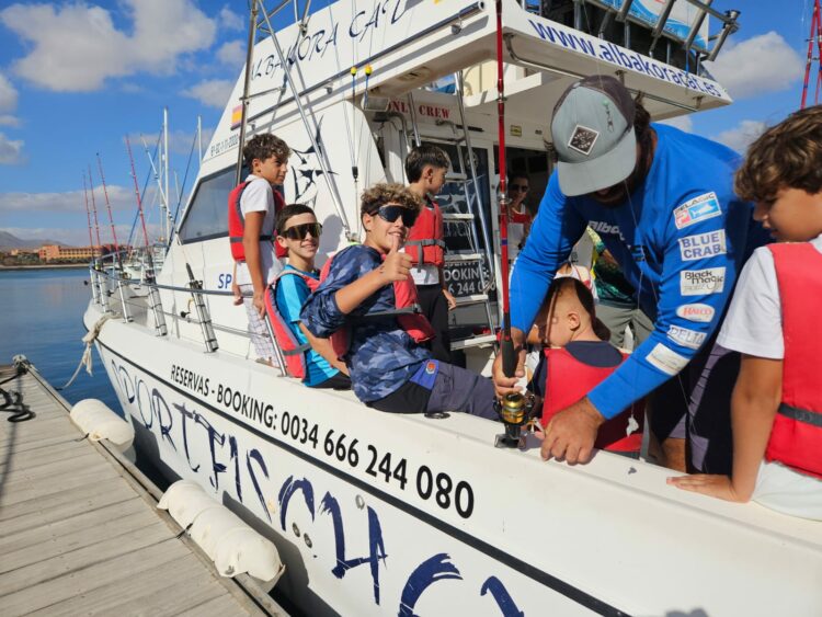 Más de una treintena de pequeños y pequeñas marineras participaron en el XX Torneo de Pesca Infantil El Castillo