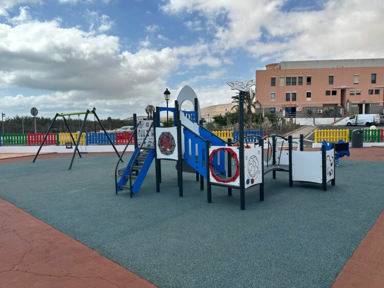 Finaliza la remodelación del parque infantil de Costa Calma