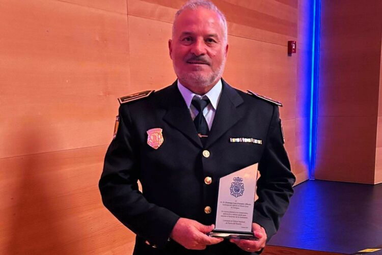 La Policía Nacional distingue a Domingo Fránquiz Subinspector Jefe de la Policía Local de Antigua