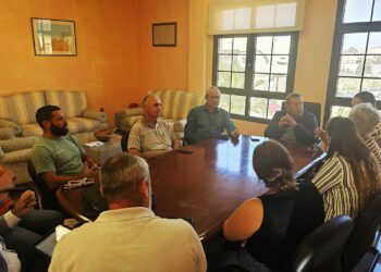El Ayuntamiento organiza una reunión entre la empresa instaladora y los representantes de la plataforma vecinal
