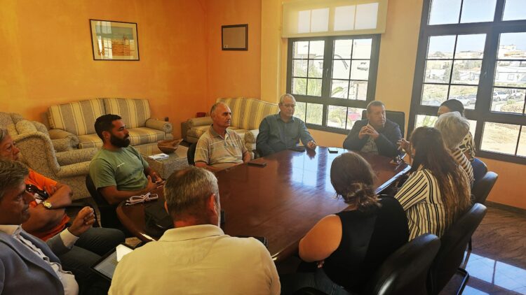 El Ayuntamiento organiza una reunión entre la empresa instaladora y los representantes de la plataforma vecinal