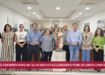 El Ayuntamiento entrega una talla de Santa Cecilia a la Asociación de Vecinos Los Llanos de La Mareta