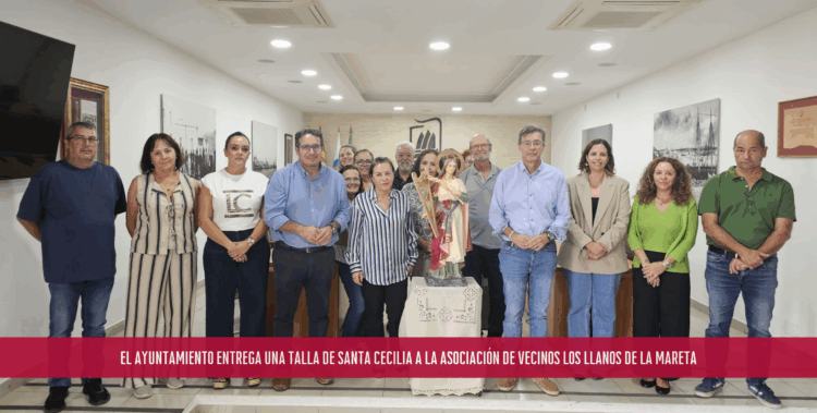El Ayuntamiento entrega una talla de Santa Cecilia a la Asociación de Vecinos Los Llanos de La Mareta