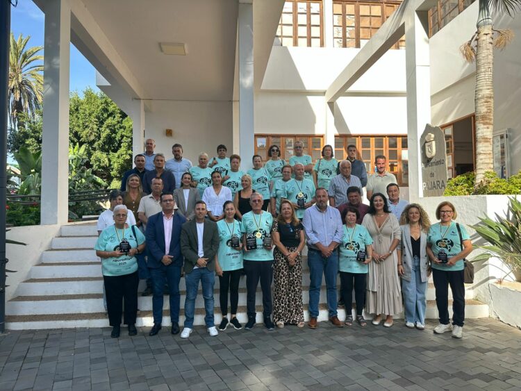 La corporación municipal homenajea al equipo Amigos de Pájara, campeones de las Neuromajo 2025