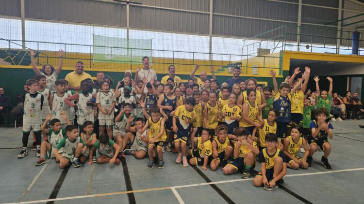 Magnífico ambiente de los pequeños gigantes del baloncesto en el I Torneo insular de Antigua