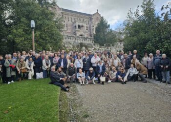 El centenar de mayores de Antigua en Cantabria disfrutan de nieve, lluvia y un paisaje medieval emocionante