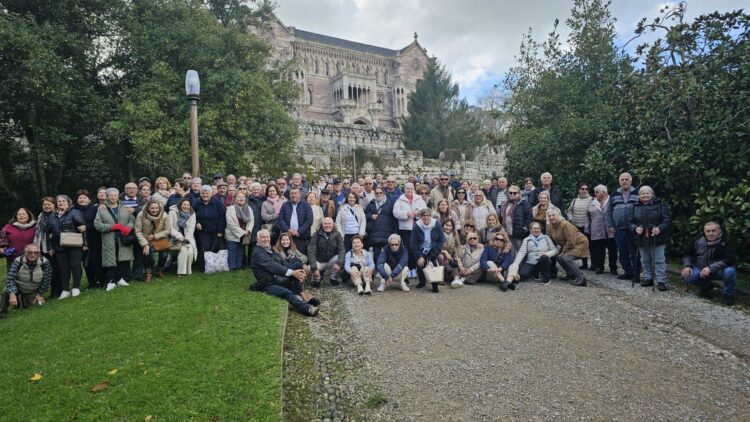 El centenar de mayores de Antigua en Cantabria disfrutan de nieve, lluvia y un paisaje medieval emocionante