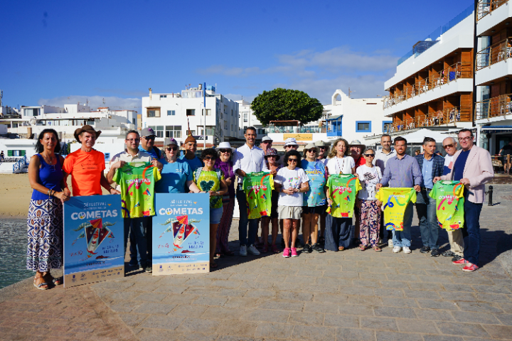 Cientos de cometas inundan los cielos de Corralejo de colores al viento en el 38º Festival Internacional de Cometas