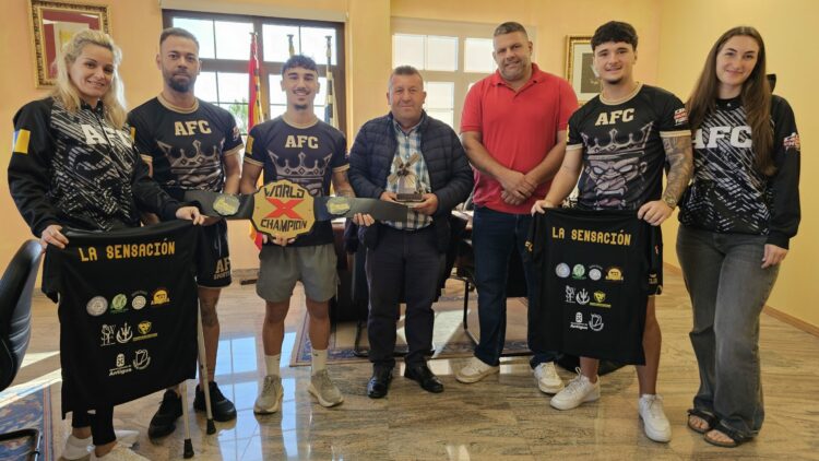 El Cinturón de Campeón del Mundo en lucha libre XCF se queda en Antigua