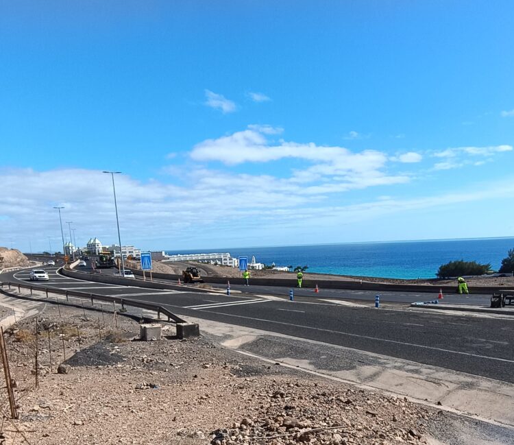 El Cabildo de Fuerteventura asfalta desde hoy ocho kilómetros de la FV-2, entre Pecenescal y la glorieta de Las Gaviotas