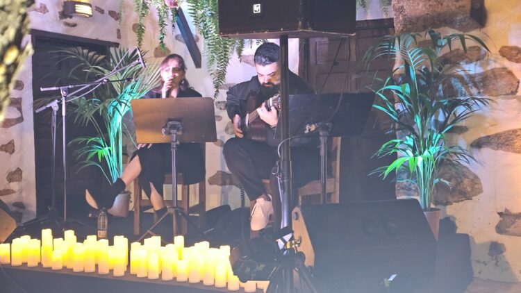 Antigua Suena comienza con calidad de voces canarias y armonías musicales en el patio canario El Portón