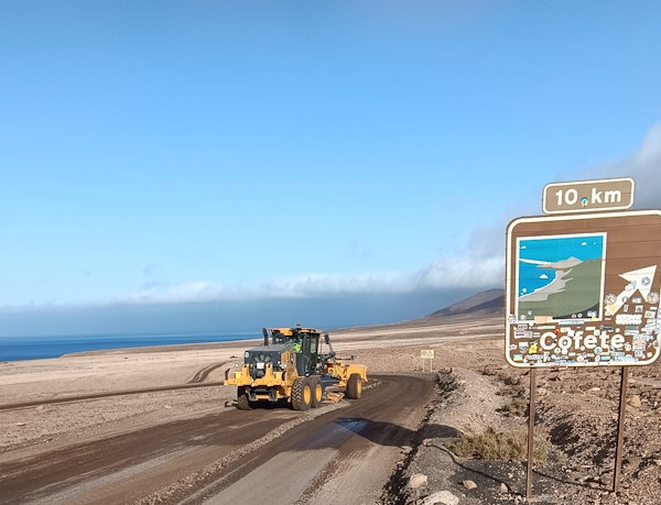 Los trenes de recebe inician hoy el trabajo en Jandía y Antigua tras completar la carretera entre Corralejo y El Cotillo