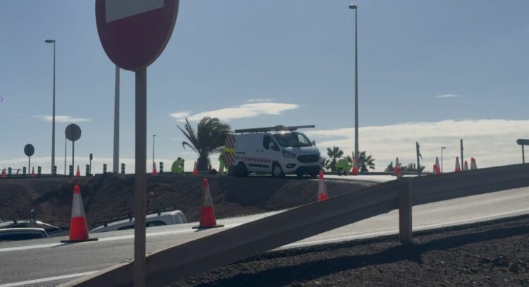 El Cabildo crea un paso peatonal que conecta el aparcamiento de Llanos de la Mareta con el aeropuerto