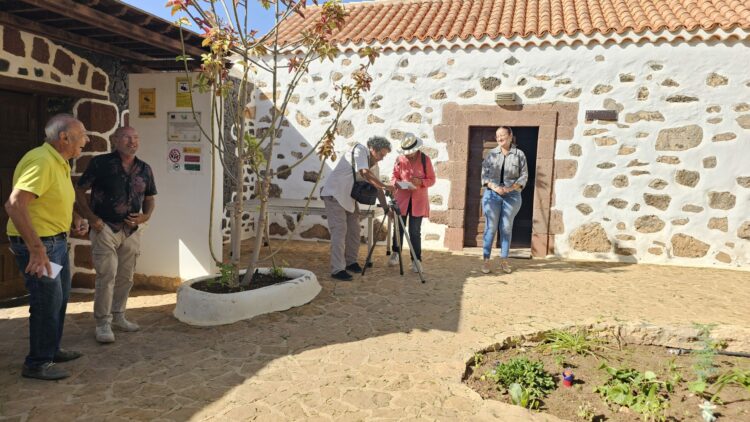 Antigua felicita al maestro Pepe Melian que tras la recopilación y proyección de sus trabajos en el Municipio logra que sean también puestos en valor a nivel insular