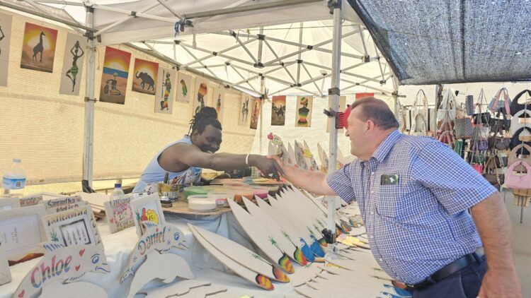 El alcalde visita el Mercadillo de Caleta de Fuste para confirmar su continuidad