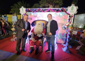 Antigua recibió a Papá Noel con espectáculo de malabares y trenes mágicos