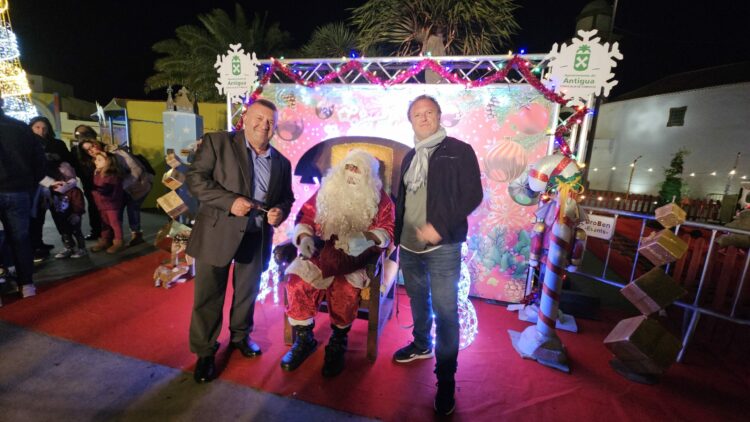 Antigua recibió a Papá Noel con espectáculo de malabares y trenes mágicos