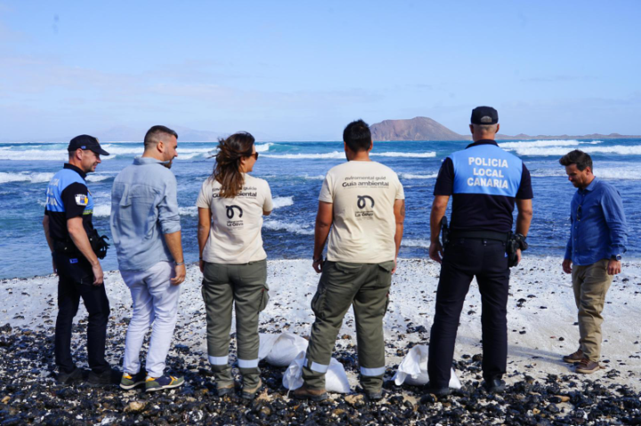 Medio Ambiente y Policía Local recuperan rodolitos de diferentes propiedades del municipio y los devuelven al litoral