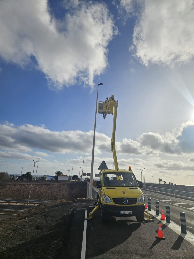 El Cabildo cambia las luminarias de vapor de sodio del aeropuerto y avanza en la sustitución a LED en toda la isla