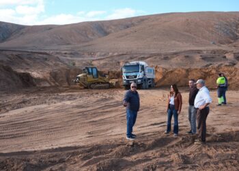 El Cabildo realiza trabajos de limpieza en la charca de Jarugo, en el municipio de Puerto del Rosario