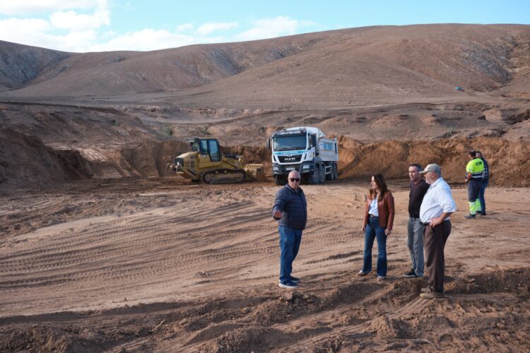 El Cabildo realiza trabajos de limpieza en la charca de Jarugo, en el municipio de Puerto del Rosario