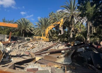 El Ayuntamiento de Pájara comienza las demoliciones de edificaciones en mal estado en las zonas verdes de Costa Calma 