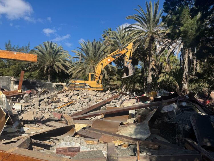 El Ayuntamiento de Pájara comienza las demoliciones de edificaciones en mal estado en las zonas verdes de Costa Calma 